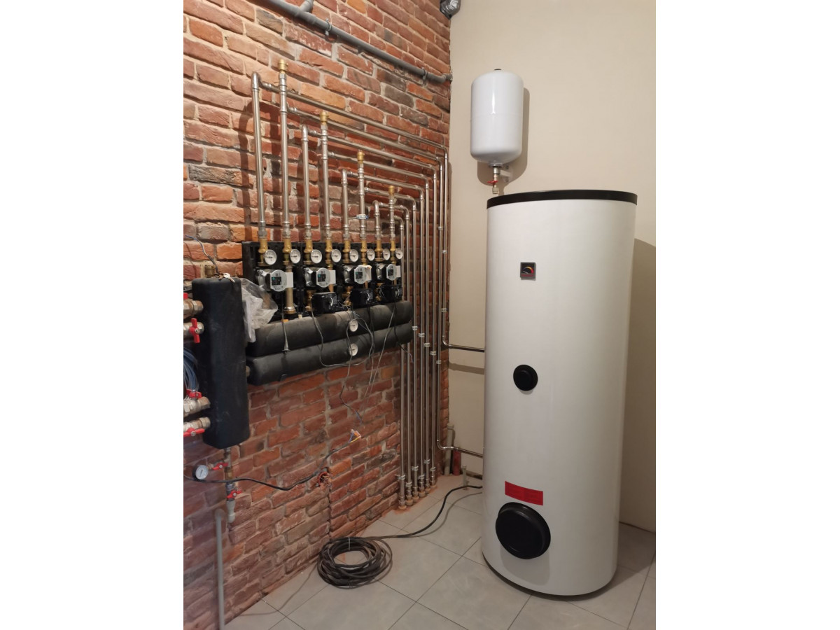 Монтаж котла Wolf 75 kW, бойлера Drazice, насосных групп с насосами Wilo, трубами из нержавеющей стали